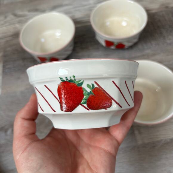 Mikasa Fresh Fruit Strawberry Bowls & Creamer DP002 Japan Set of 5 - Picture 2 of 7